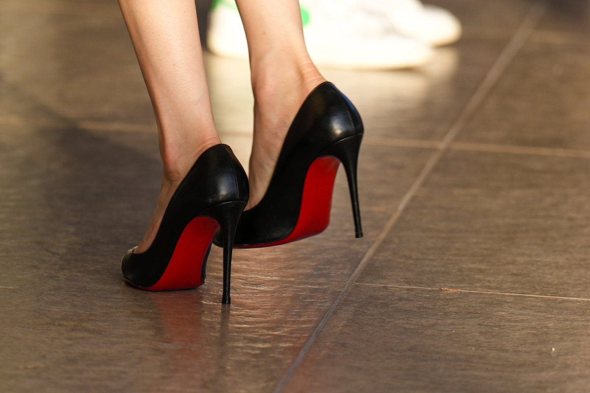 Icónicos, pero incómodos: el regreso de los afilados tacones de suela roja de Louboutin