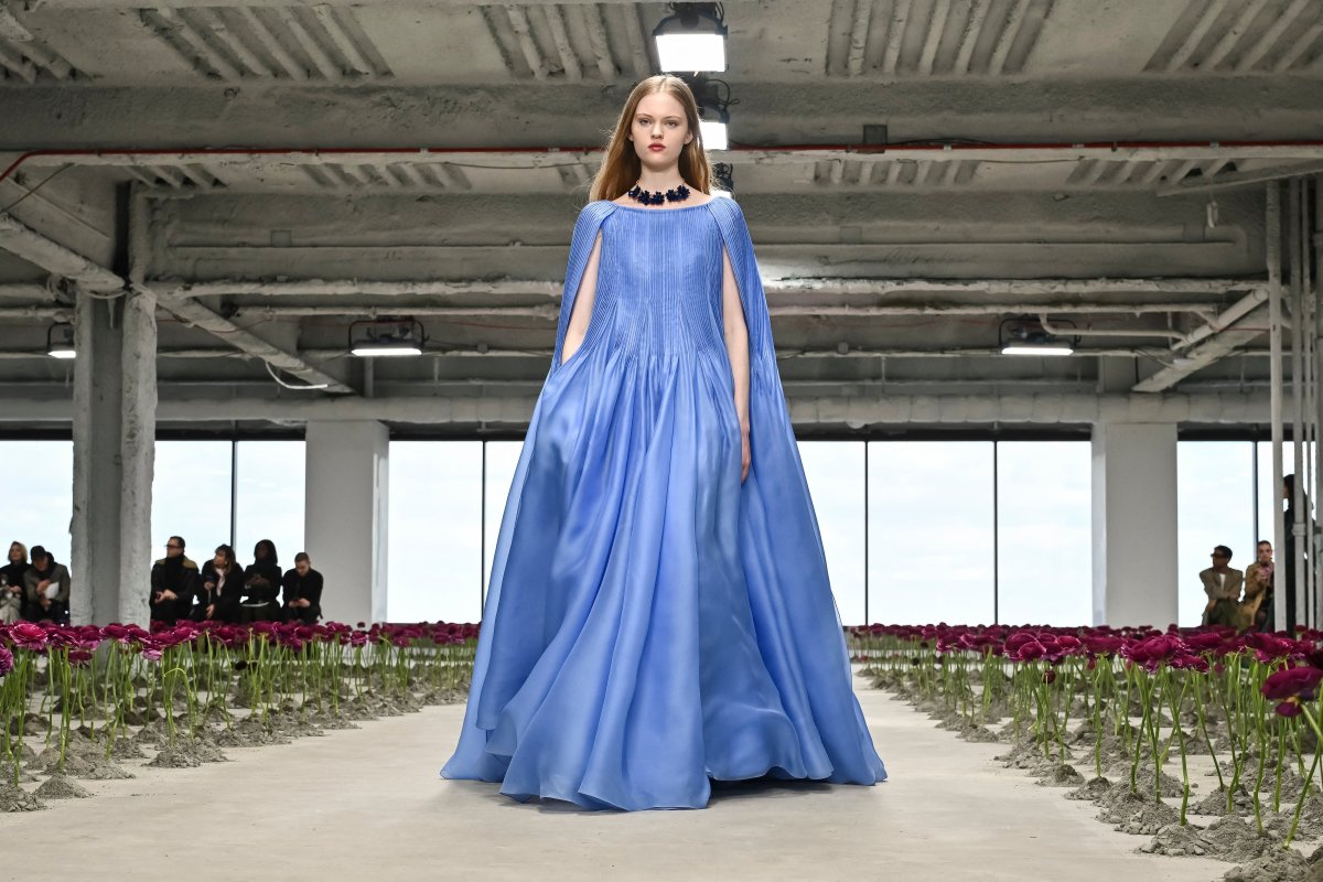 Carolina Herrera celebra su pasión por Madrid con un gran desfile en la Plaza Mayor