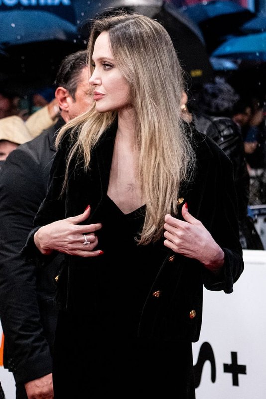 Angelina Jolie aparece espectacular de terciopelo en el Festival de San Sebastián