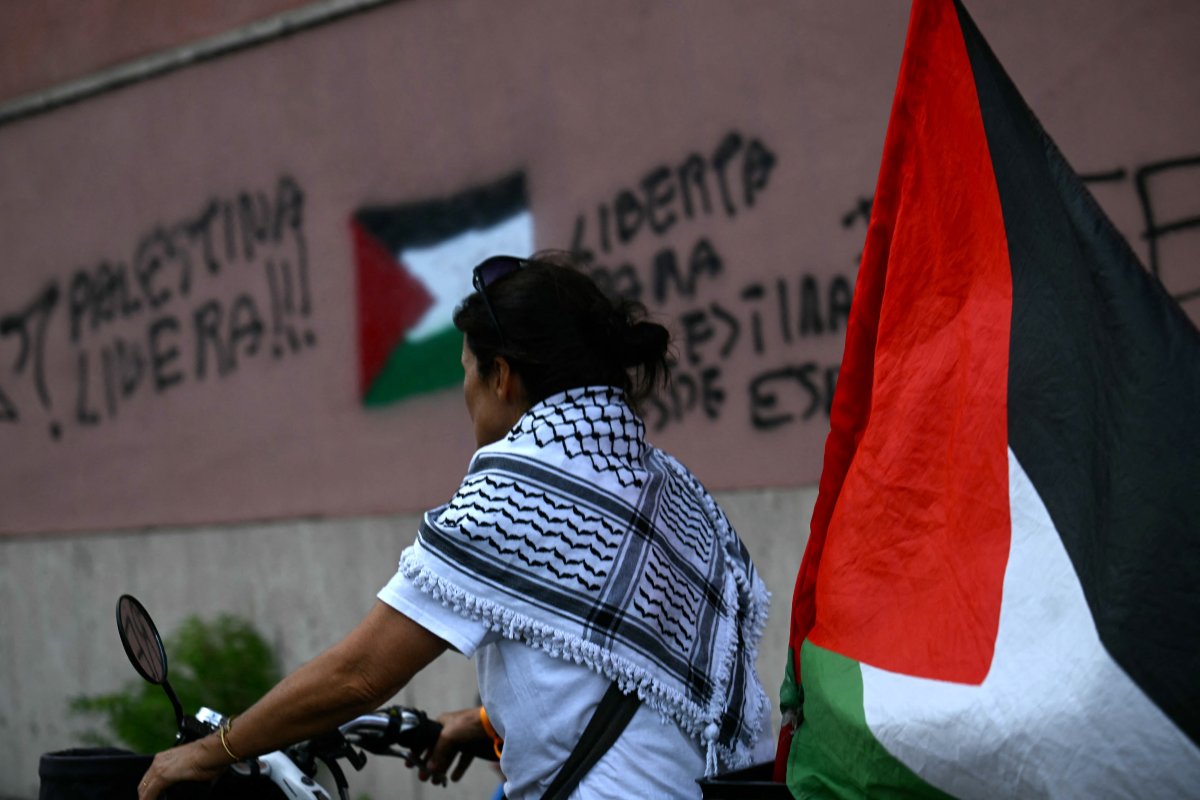 Cómo el pañuelo palestino sobrevive como símbolo de resistencia: de Bella Hadid a la última fábrica de Cisjordania