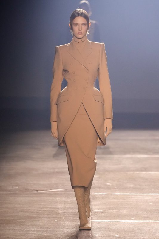 Desarrollo: Información Exclusiva: La Segunda Piel De Mugler