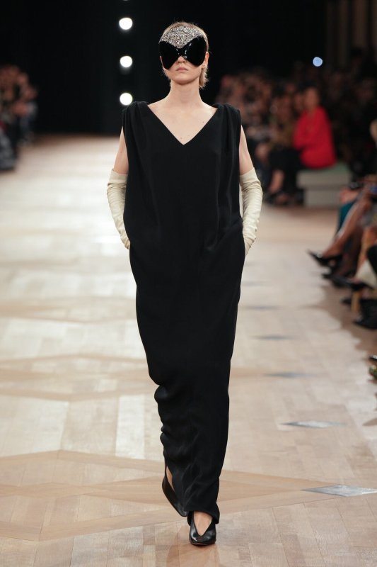 Entre Cristóbal Y Demna: Balenciaga Abre Un Innovador Capítulo