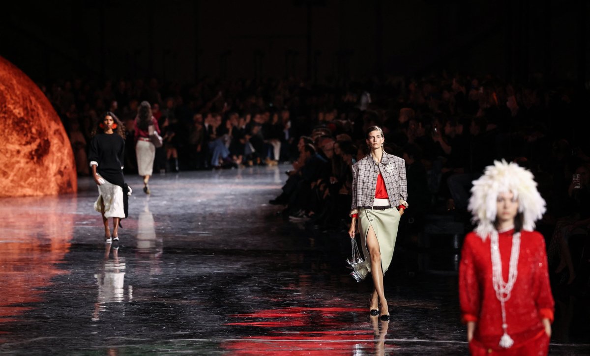 Análisis: Matthieu Blazy Desencorseta Chanel Y Cierra Una Semana De La Moda Parisina Repleta De Estrenos, Pero Escasa De Compromiso