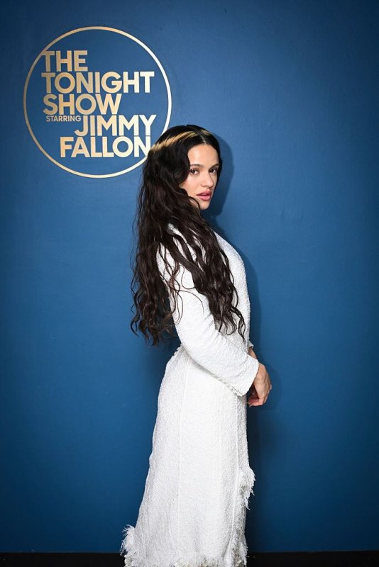 El vestido de novia de Rosalía en Jimmy Fallon: la cantante escenifica la boda que no fue