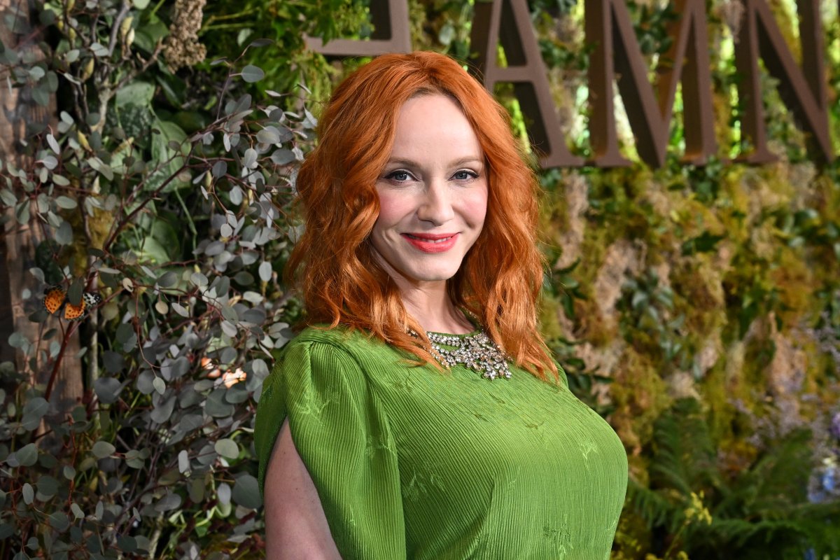 Christina Hendricks reaparece en el estreno de ‘Hamnet’