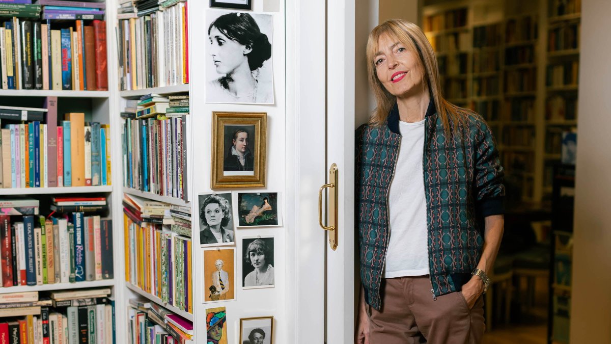 Últimas Noticias: Desarrollo: Actualidad: Especial: Actualidad: Se Confirma: En Casa De Amparo Llanos, Más Allá De Dover:  El Templo De Libros Desde Donde Traduce A Jane Austen