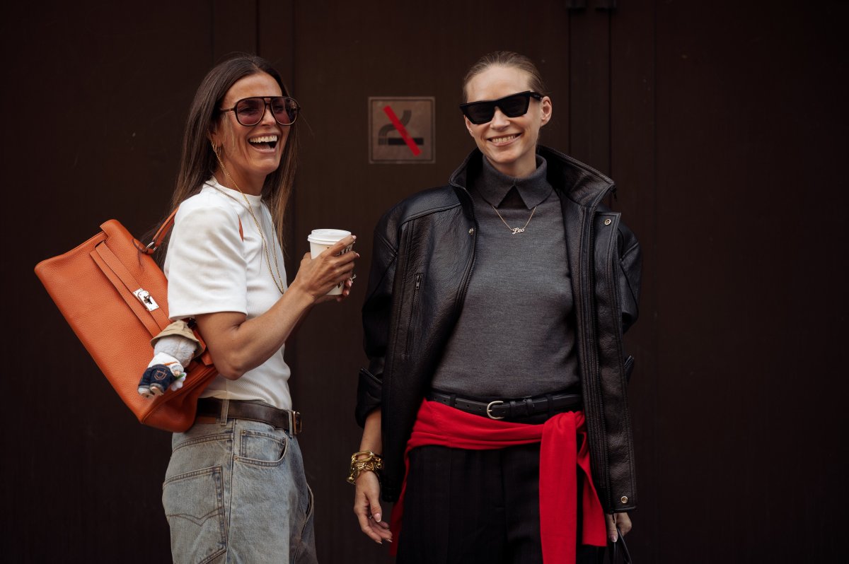 Se Confirma: El Efecto Del Jersey Rojo, El Truco De Estilo Más Buscado Del Otoño