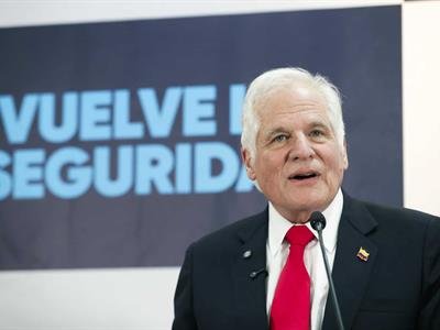 Padre de senador asesinado Uribe se retira de carrera presidencial