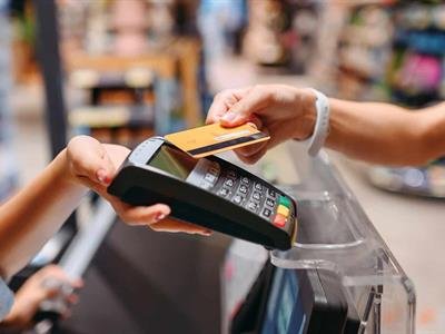 Donde más se “pasan” las tarjetas de crédito y débito
