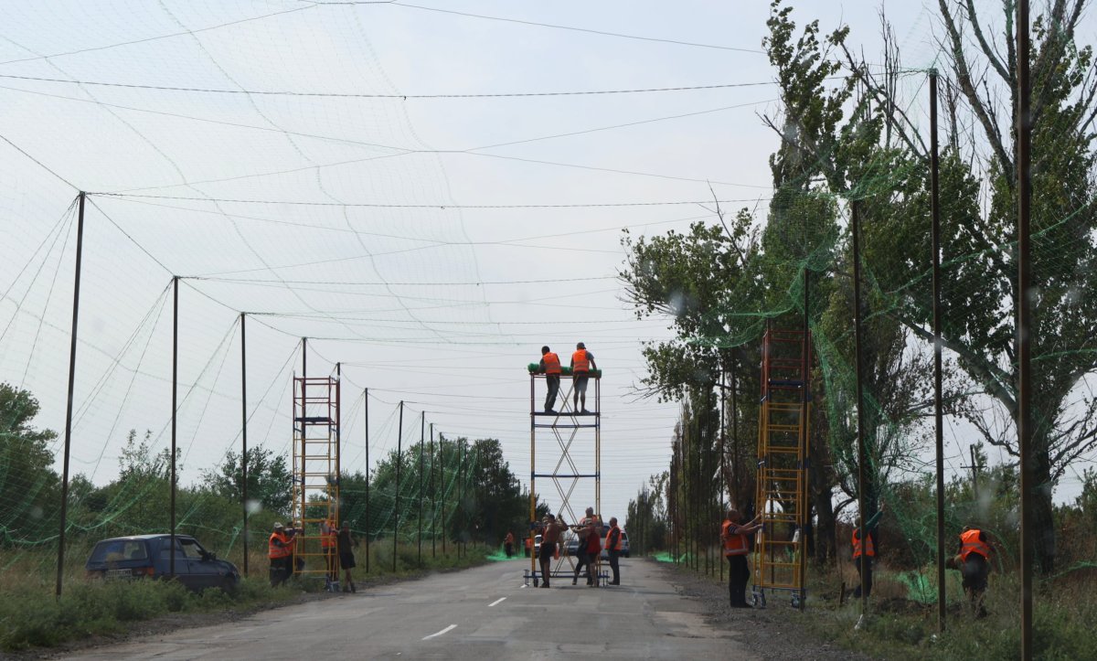 Ucrania y Rusia cubren sus carreteras en el frente con redes para parar a los drones enemigos