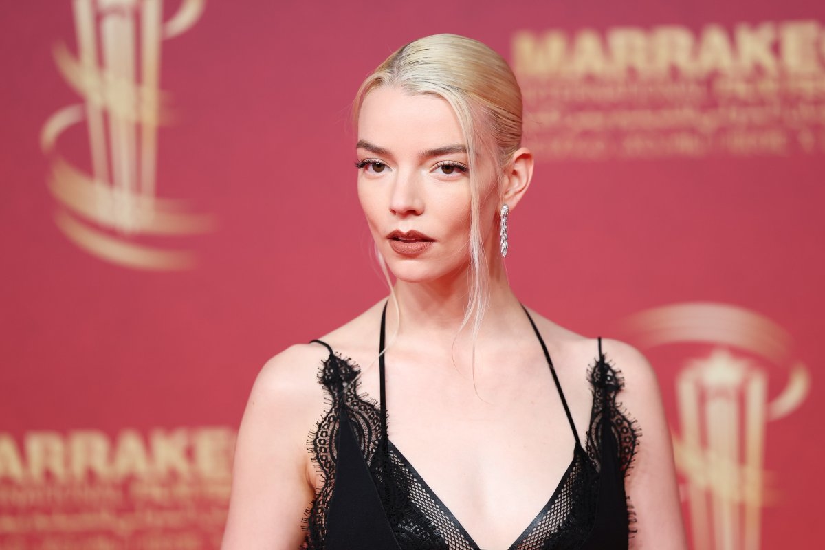 Anya Taylor-Joy, o cómo dominar el ‘look’ gótico con un vestido lencero