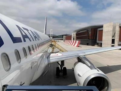 Improvisan rutas por tierra ante crisis de vuelos en Venezuela