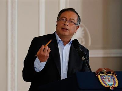Gustavo Petro denuncia hallazgo de cuerpos en mar de Colombia