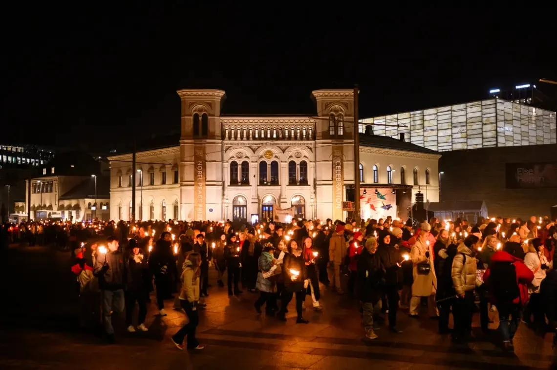 Los venezolanos que levantan sus antorchas para celebrar el Nobel a María Corina Machado