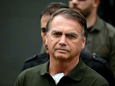 Abogados de Bolsonaro piden al Supremo permiso para nueva cirugía