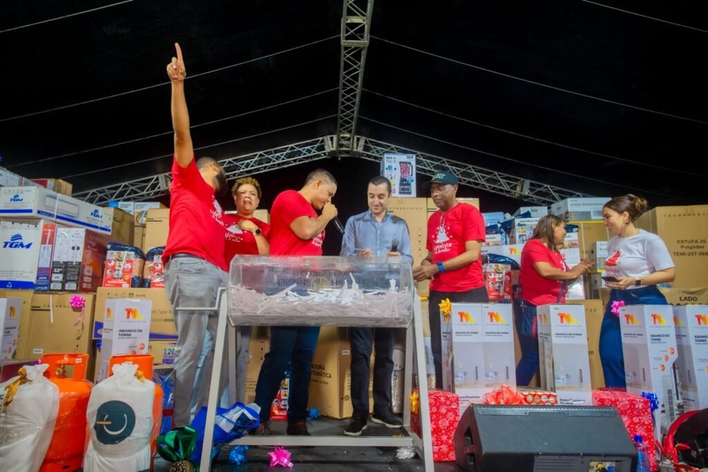 Lifestyle celebra gran fiesta navideña para sus colaboradores con miles de regalos, electrodomésticos y la música de Eddy Herrera