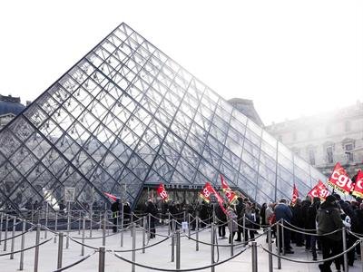 Información Exclusiva: Los Trabajadores Del Museo Del Louvre Votan A Favor De Huelga