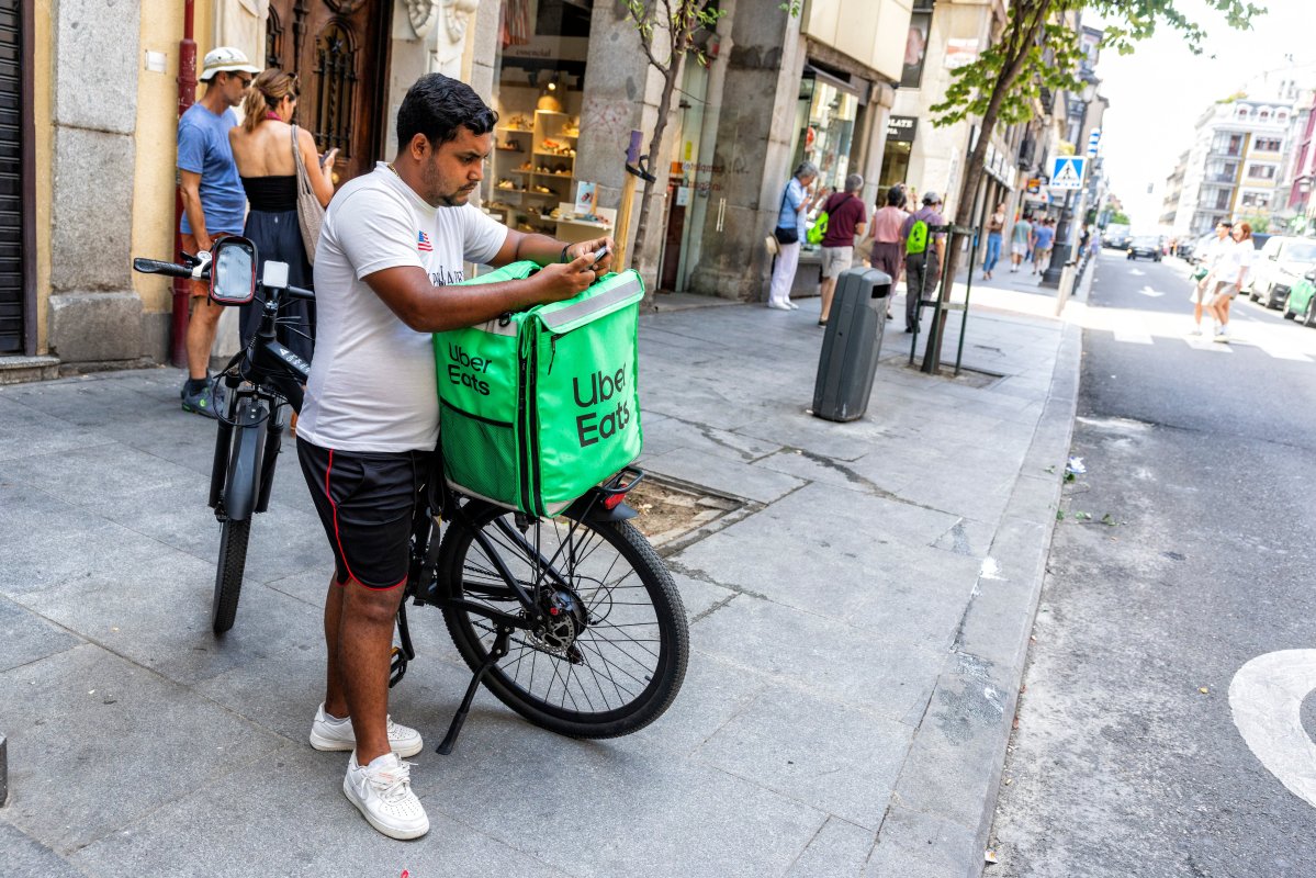 Trabajo activará la vía penal contra Uber Eats si no contrata de forma inmediata a sus repartidores autónomos
