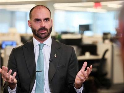 Hijo de Bolsonaro pierde mandato de diputado en Brasil por faltar