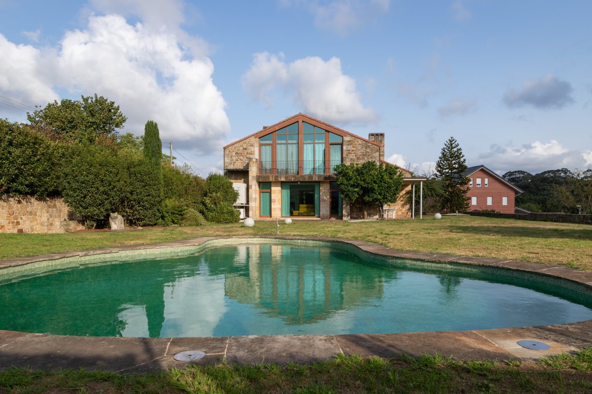 Las Tres Casas De La Semana: Masía Histórica Entre Pinos Por 10 Millones (Y 2 Más Por La Casa De Invitados)