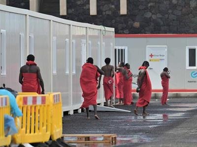 Llega a las Islas Canarias una barcaza con 144 migrantes