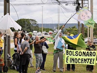 Bolsonaro vuelve al hospital para exámenes tras caída en su celda