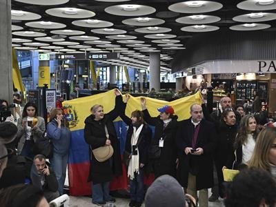 Últimas Noticias: Cinco Españoles Liberados En Venezuela Aterrizan En Madrid