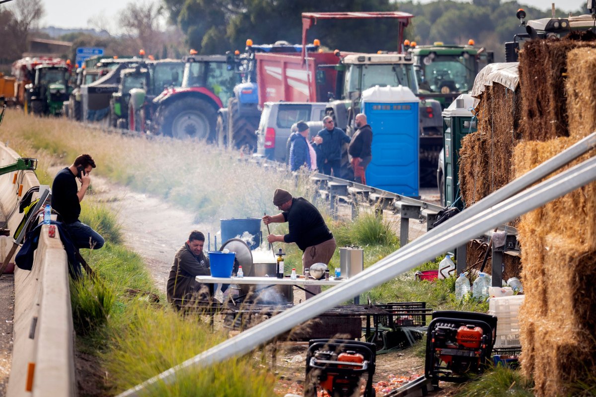 Los Agricultores Catalanes Mantienen Por Tercer Día Consecutivo Los Cortes De Carreteras En Contra Del Acuerdo Con Mercosur