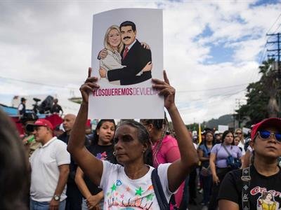 Chavistas oran en plaza de Caracas por la libertad de Nicolás Maduro