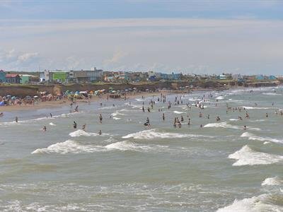 Un muerto y 35 heridos por ola de seis metros de altura en Argentina