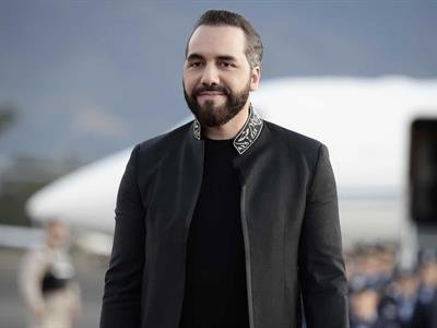 Bukele propone pagar un 50 % extra del salario a trabajadores en enero