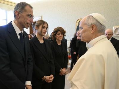 El papa León XIV recibió a familiares de muertos en incendio en Suiza