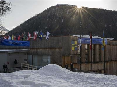 Organizadores de Davos cancelan participación de canciller de Irán