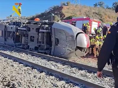 Buscan acceder a vagones trenes en Adamuz: buscan más víctimas