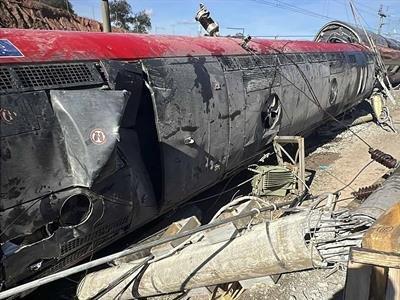 Autoridades de España buscan las causas del choque de trenes