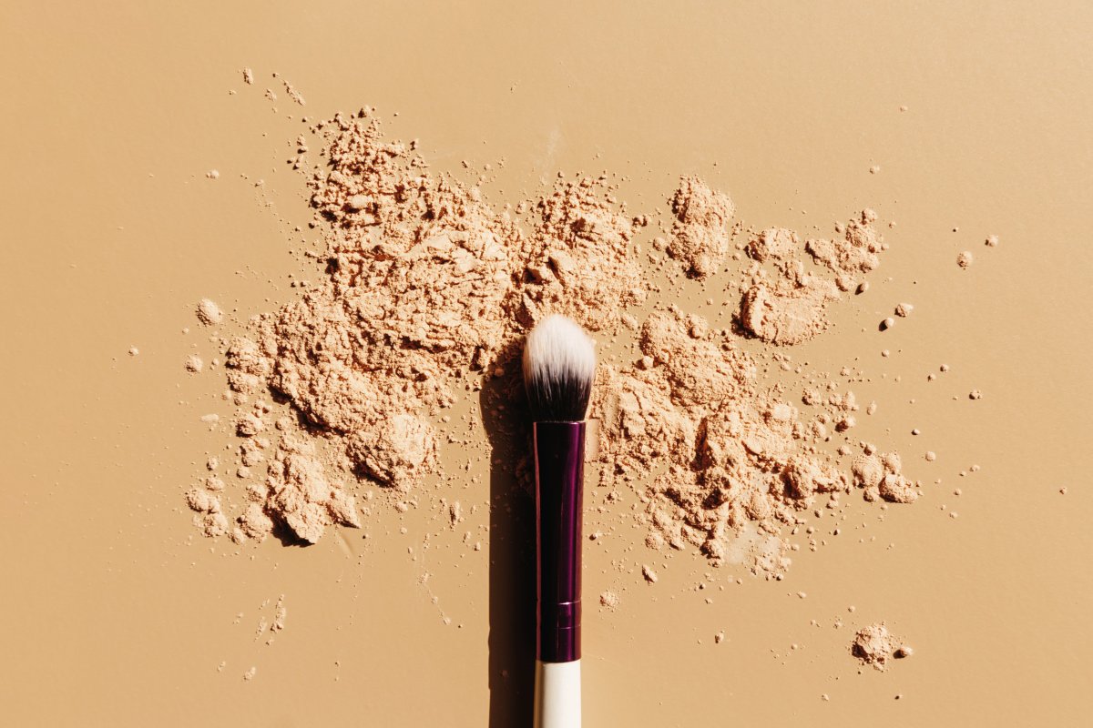 Sprays y polvos fijadores, el último gran fenómeno de ventas que antes solo usaban los maquilladores