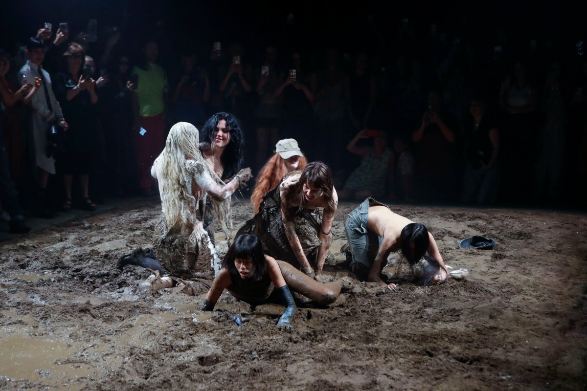 “Lo impecable se ha vuelto agresivo”: por qué la ropa sucia es un elemento liberador