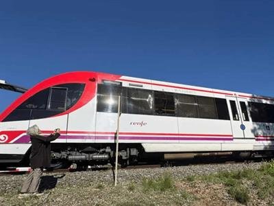 Varios Heridos Leves Choque Tren Metropolitano Con Una Grúa España
