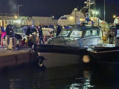 14 muertos en choque de embarcación griega y barco de migrantes