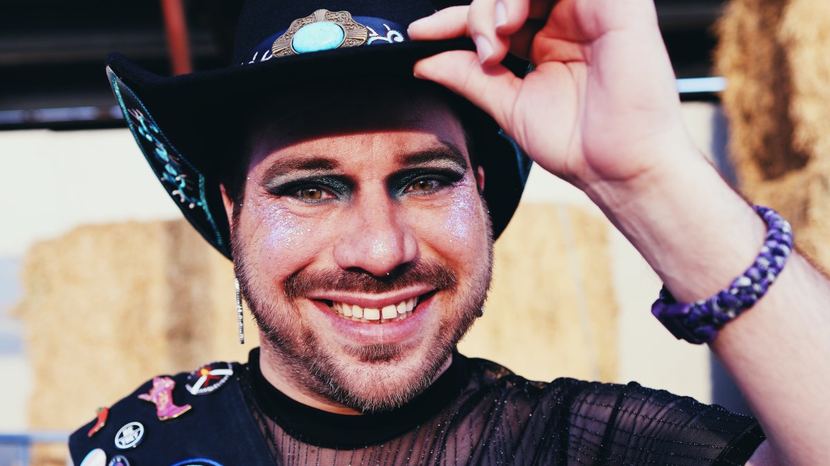 Información Exclusiva: Análisis: Rodeo Queer: Donde Los Vaqueros Llevan Maquillaje Para Desmontar Clichés Conservadores