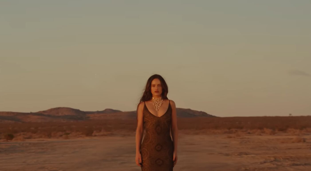 Información Exclusiva: Se Confirma: Desarrollo: Jennifer Aniston Y Carla Bruni Lucieron Previamente Que Rosalía El Vestido De Sauvignon Blanc