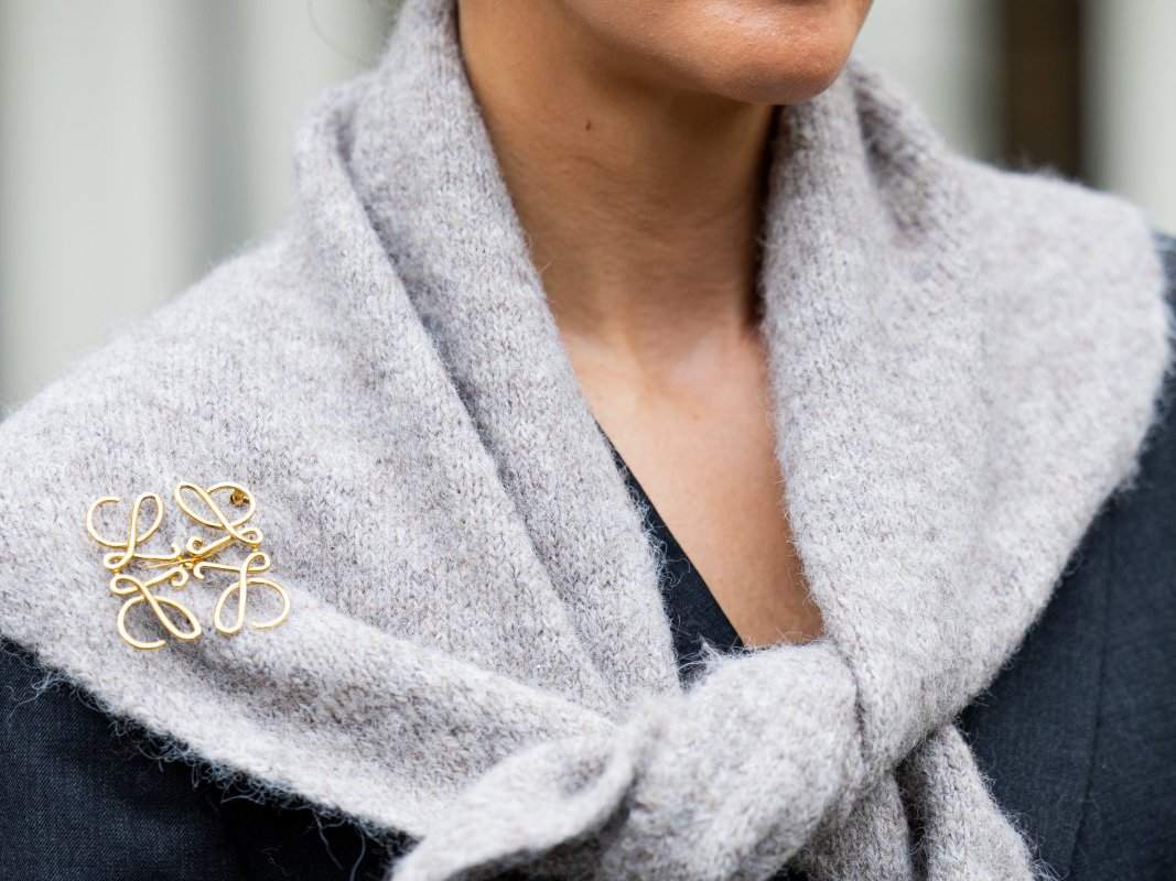 ¿Por Qué Todo El Mundo En La Moda Lleva Un Triángulo De ‘Cashmere’ Al Cuello? Adiós Capuchas, Balaclavas Y Bufandas Tradicionales