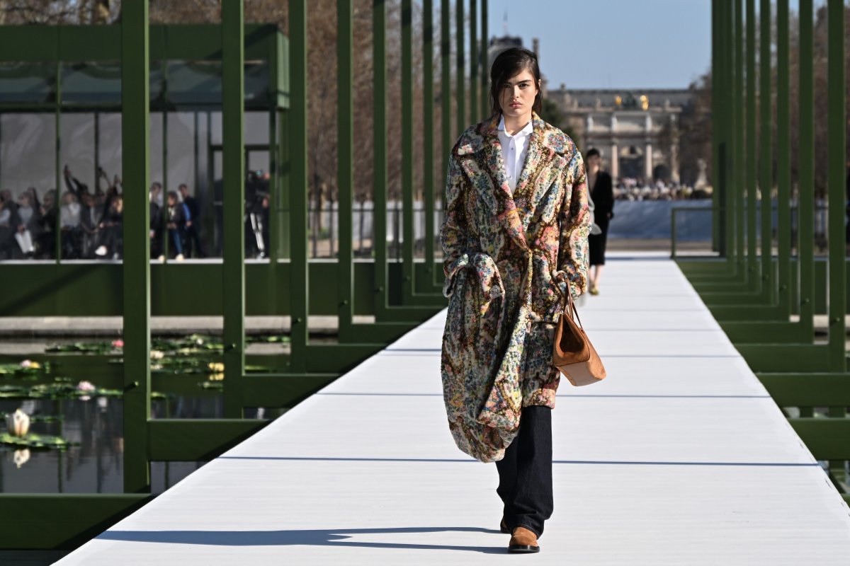 Jw Anderson Sigue Con Su Renovación Del Imaginario Dior Y Saint Laurent Celebra 60 Años Del Esmoquin