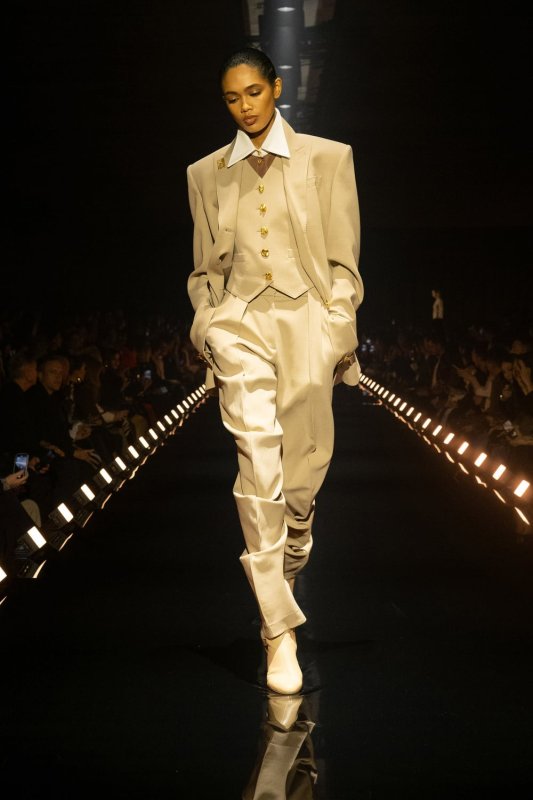 Información Exclusiva: Schiaparelli, Forma Y Volumen