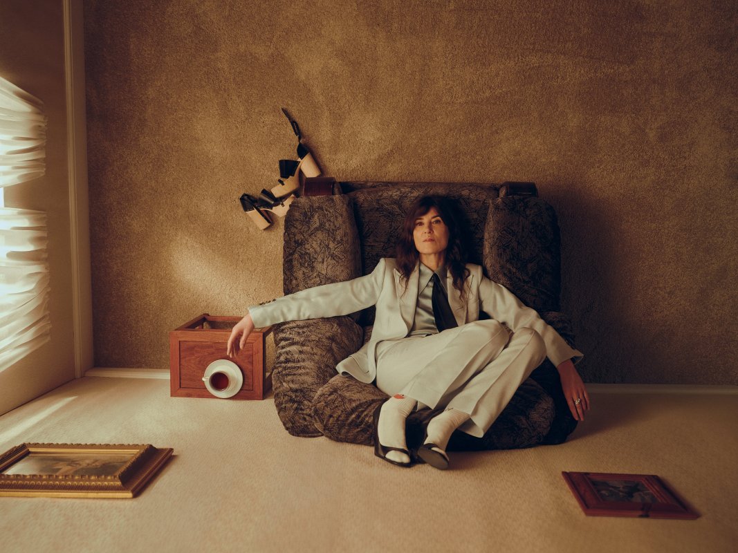 Bella Freud: “Lo malo del psicoanálisis es que intelectualizarlo todo puede ser muy cansado y no todo se puede resolver pensado”