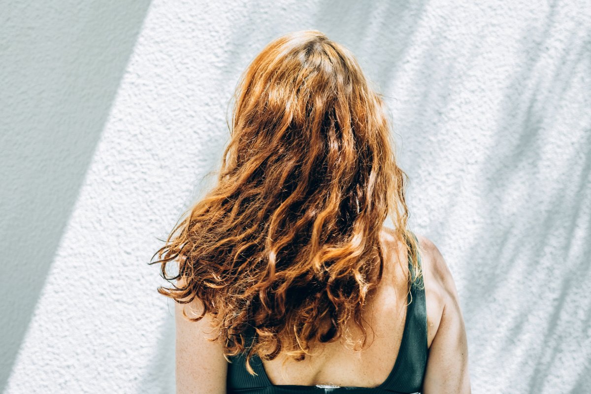 ¿Agua micelar en el pelo? El truco viral que promete alargar los lavados