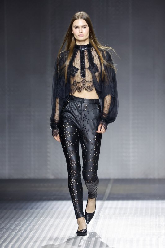 Custo Barcelona celebra la creatividad sin límites con un desfile luminoso