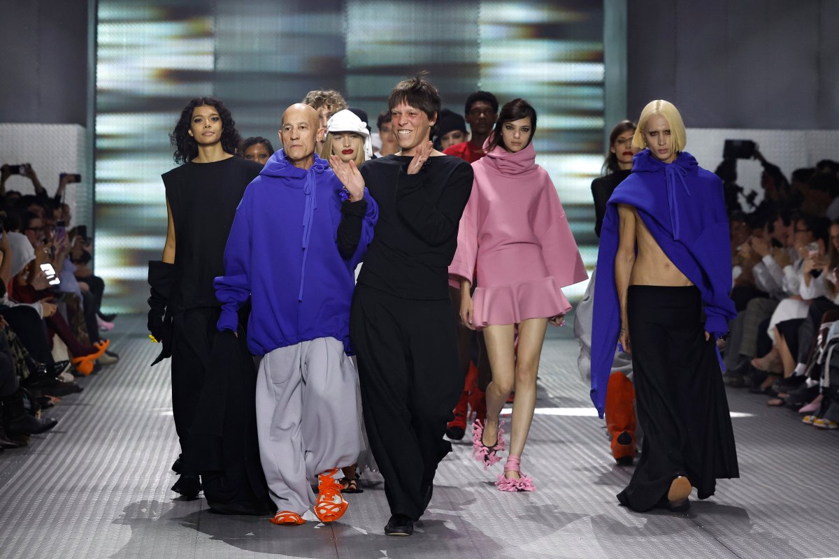 La 080 en el puerto de Barcelona: una pasarela luminosa sin mar de fondo