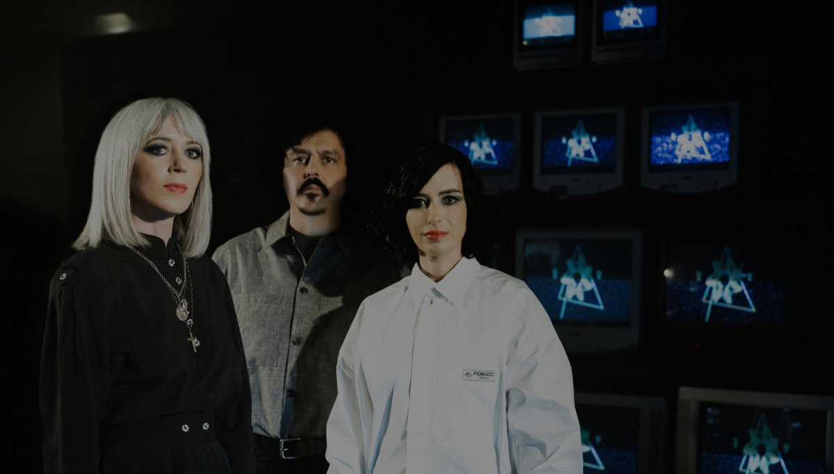 Especial: Análisis: Últimas Noticias: Ladytron: “Llevar Uniforme Es Muy Útil Cuando Subes Al Escenario Y Pretendes Crear Un Personaje”