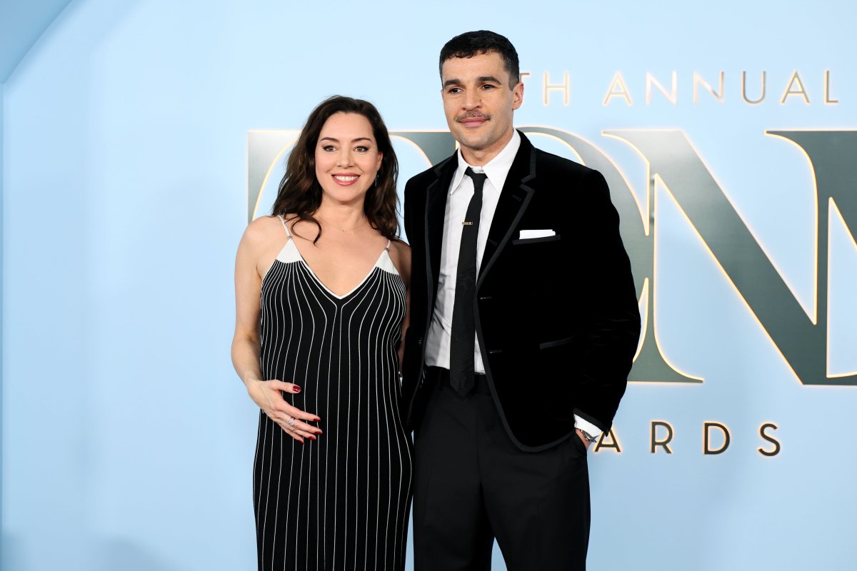 Aubrey Plaza luce embarazada de su novio cuatro meses tras de la muerte de su marido: el juicio social sigue siendo implacable